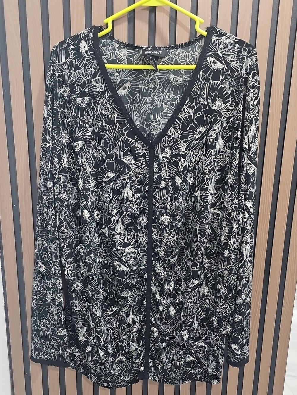Lane Bryant Long-slevees Floral Black & white Blouse Size 26/28‎